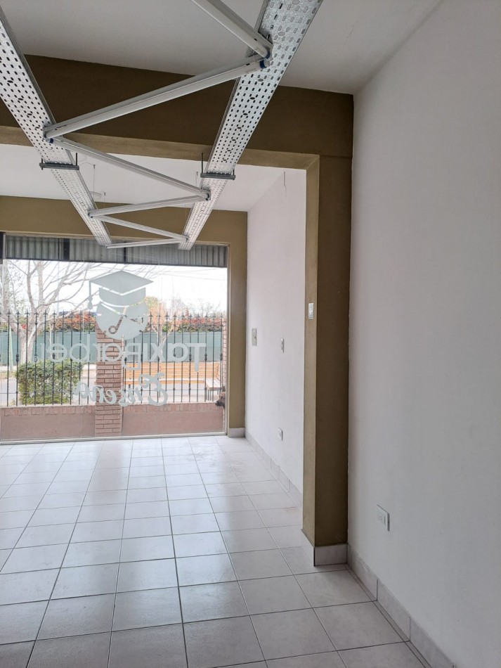 Local comercial en alquiler 100 m² en Vistalba - a metros de Roque Saenz Peña | Gran frente vidriado